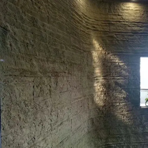 Un mur incurvé revêtu de Flexible Natural Stone™ par Angkop Corp, démontrant la capacité du produit à imiter la texture de la pierre naturelle tout en s'enroulant parfaitement autour des coins.