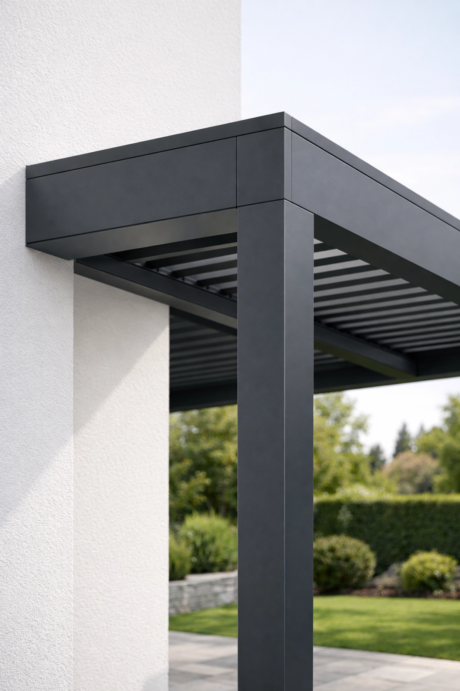 Moderne anthrazitfarbene Terrassenüberdachung aus Aluminium in einem Wiener Garten.