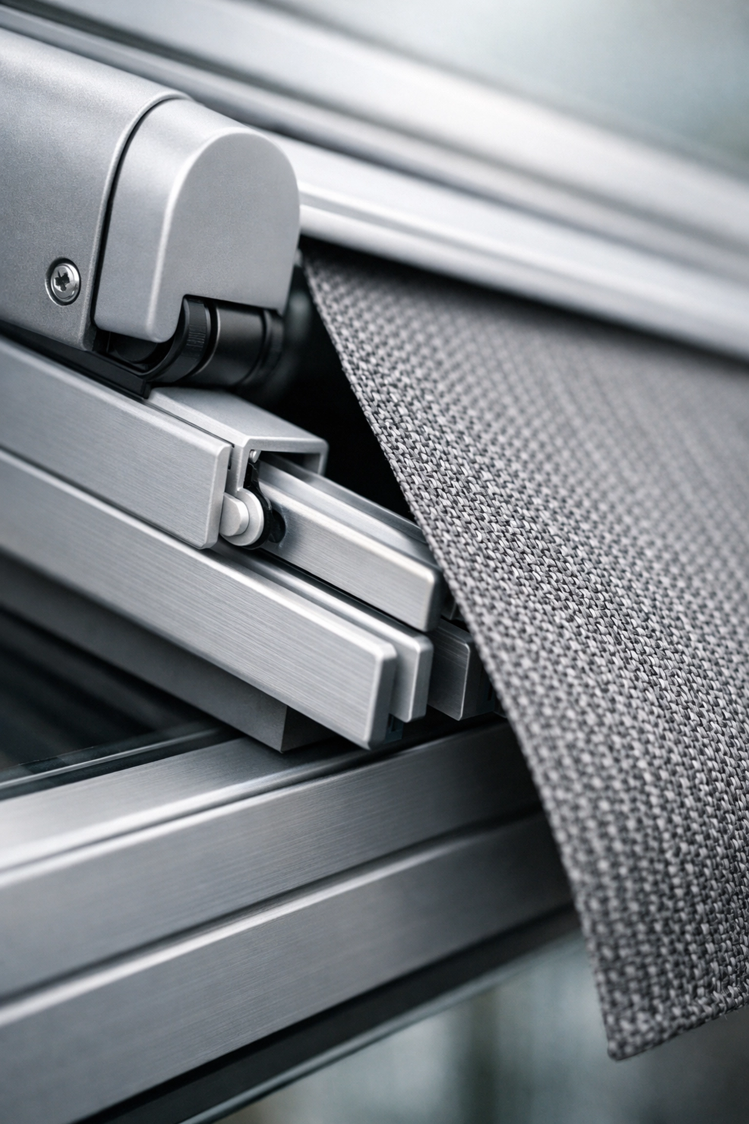 Detail einer elektrischen Markise für eine moderne Terrassenüberdachung aus Aluminium.