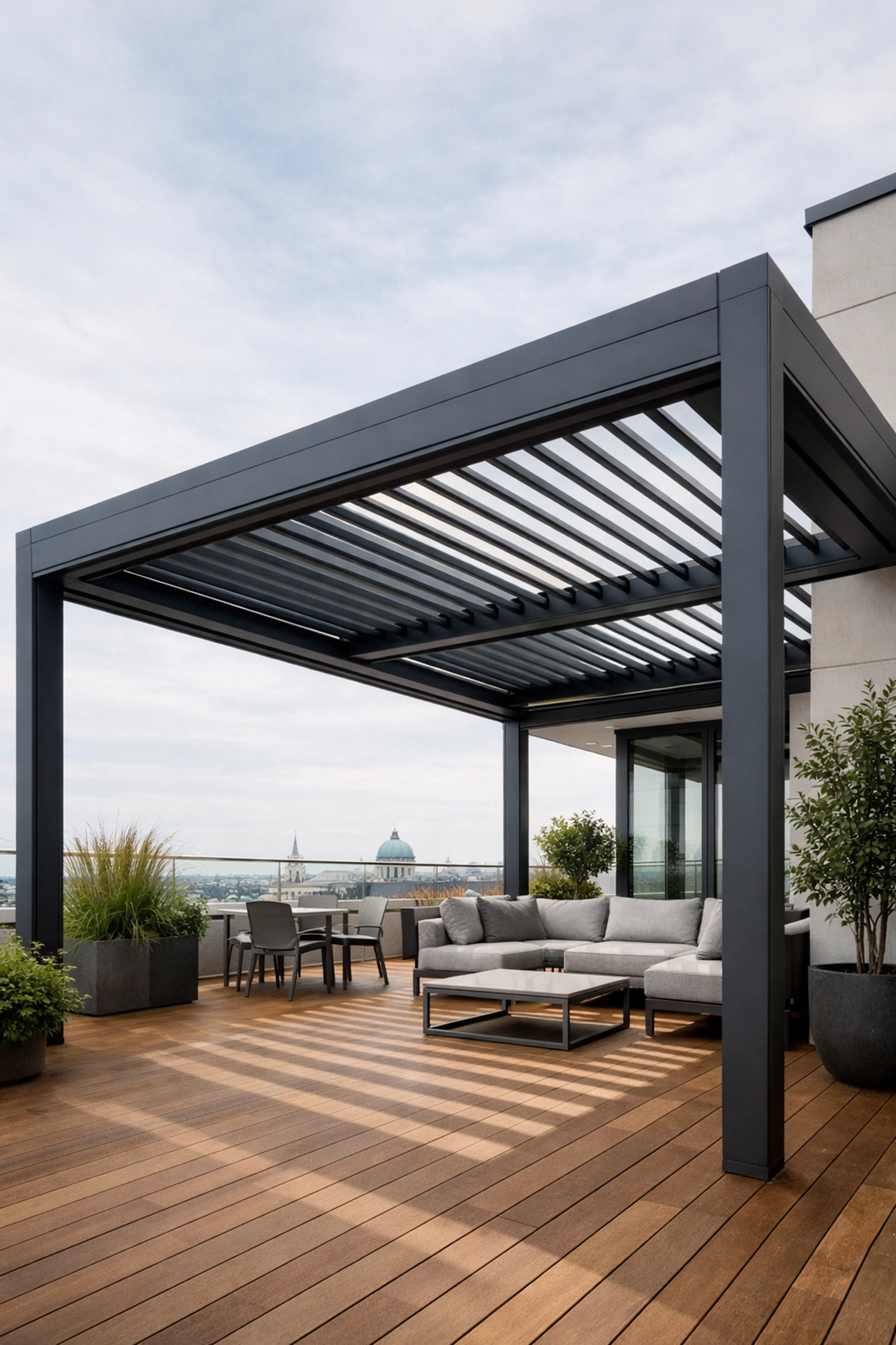 Moderne Pergola mit Lamellendach in anthrazit auf Wiener Terrasse mit Holzdeck