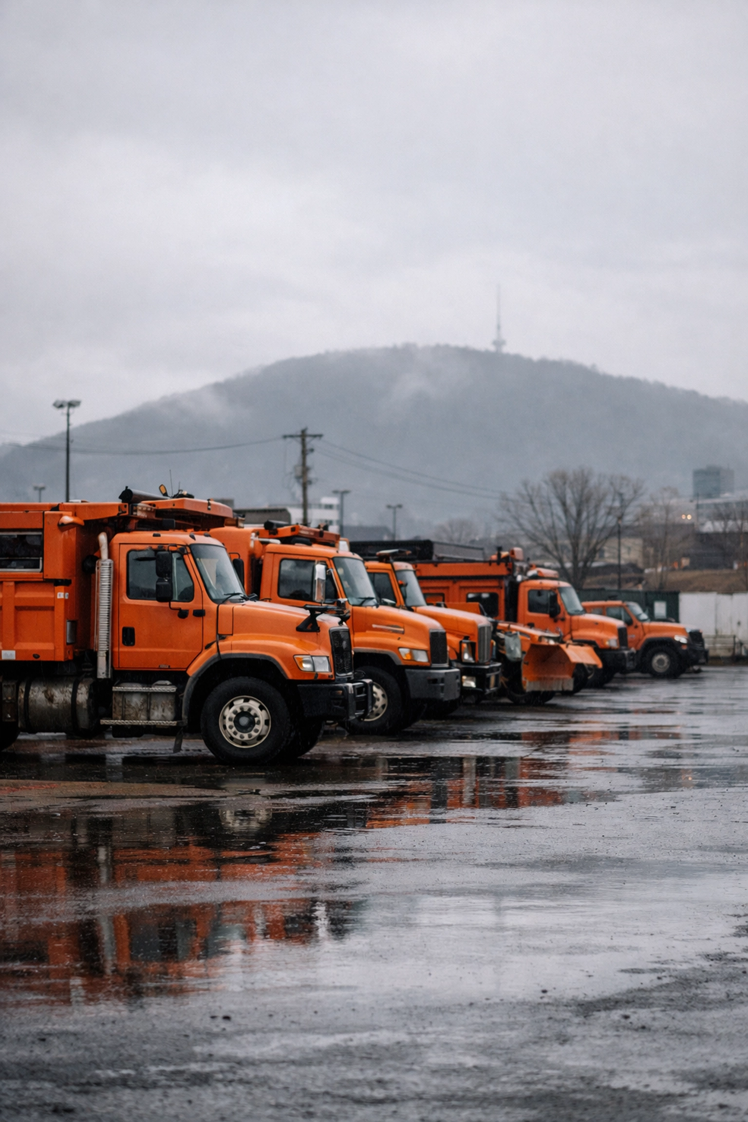 Camions municipaux de Montréal à l'arrêt dans un dépôt durant la grève des cols bleus en avril.