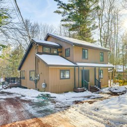 Modern Two-Story Luxury Cabin in Pocono Pines