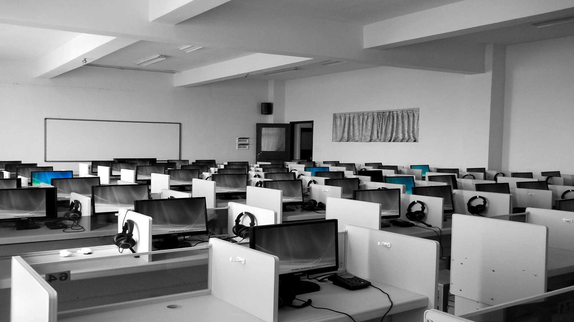 Modern Office Workspace: Scalable VoIP Infrastructure