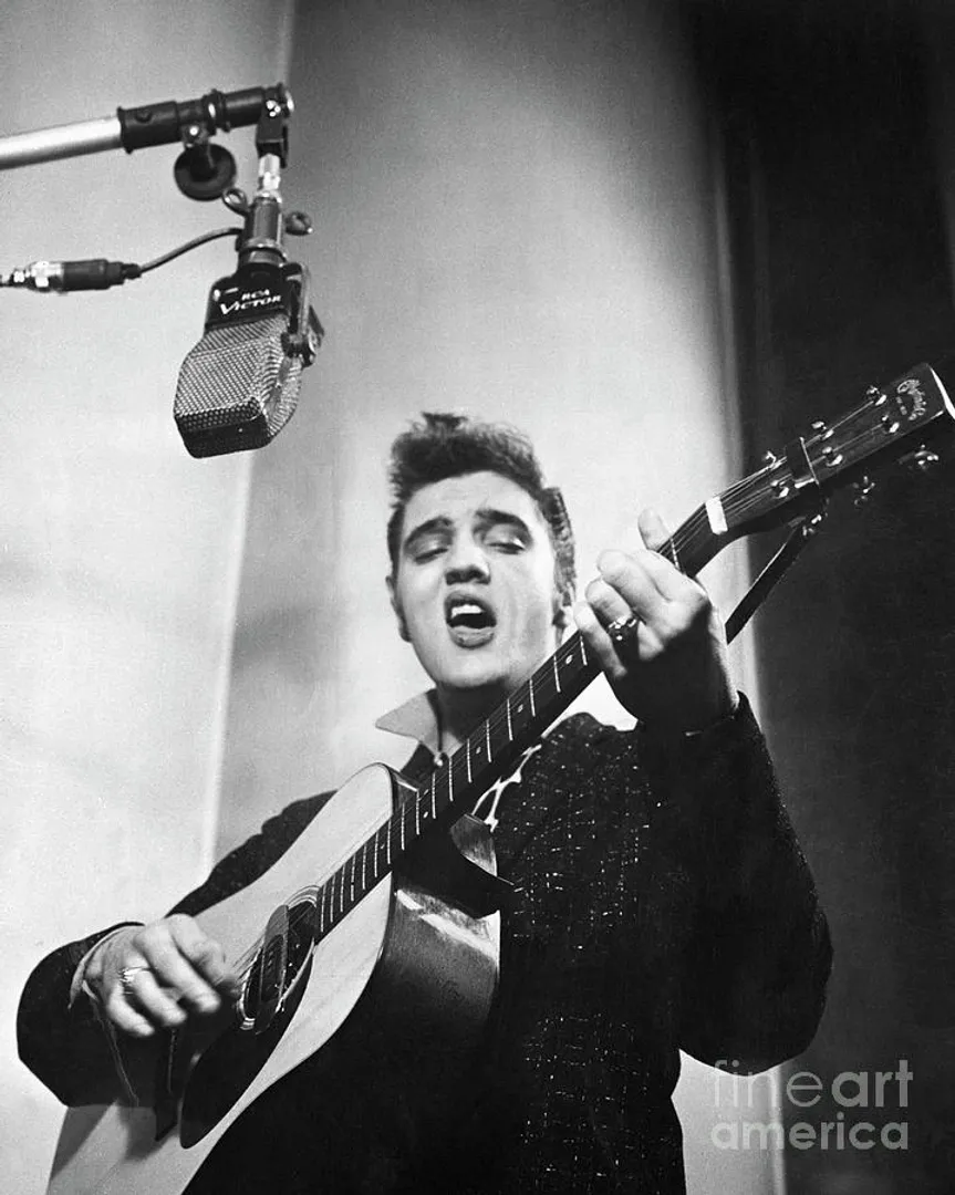 elvis-presley-recording-rca-studio-1950s.jpg
