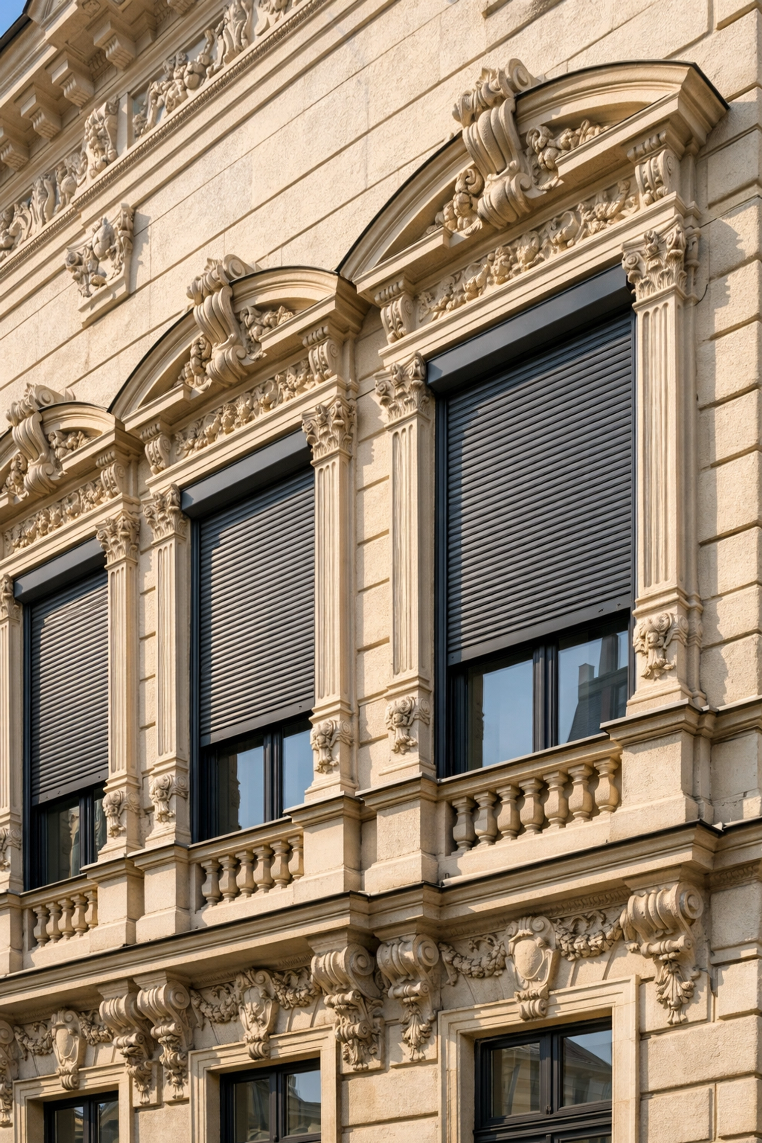 Wiener Altbau mit modernen Rollläden für optimalen Sonnenschutz und Energieeinsparung
