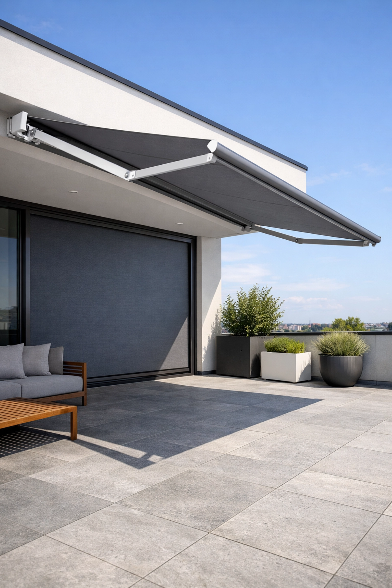 Ausgefahrene Gelenkarmmarkise Wien und Zip Screen an einem modernen Fenster zur effektiven Beschattung.