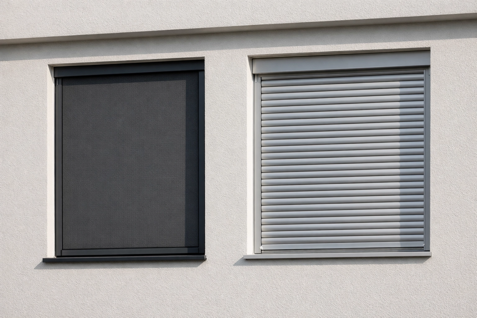 Direkter Vergleich zwischen einem Zip Screen Wien und einem klassischen Rollladen Wien an einer Hausfassade.