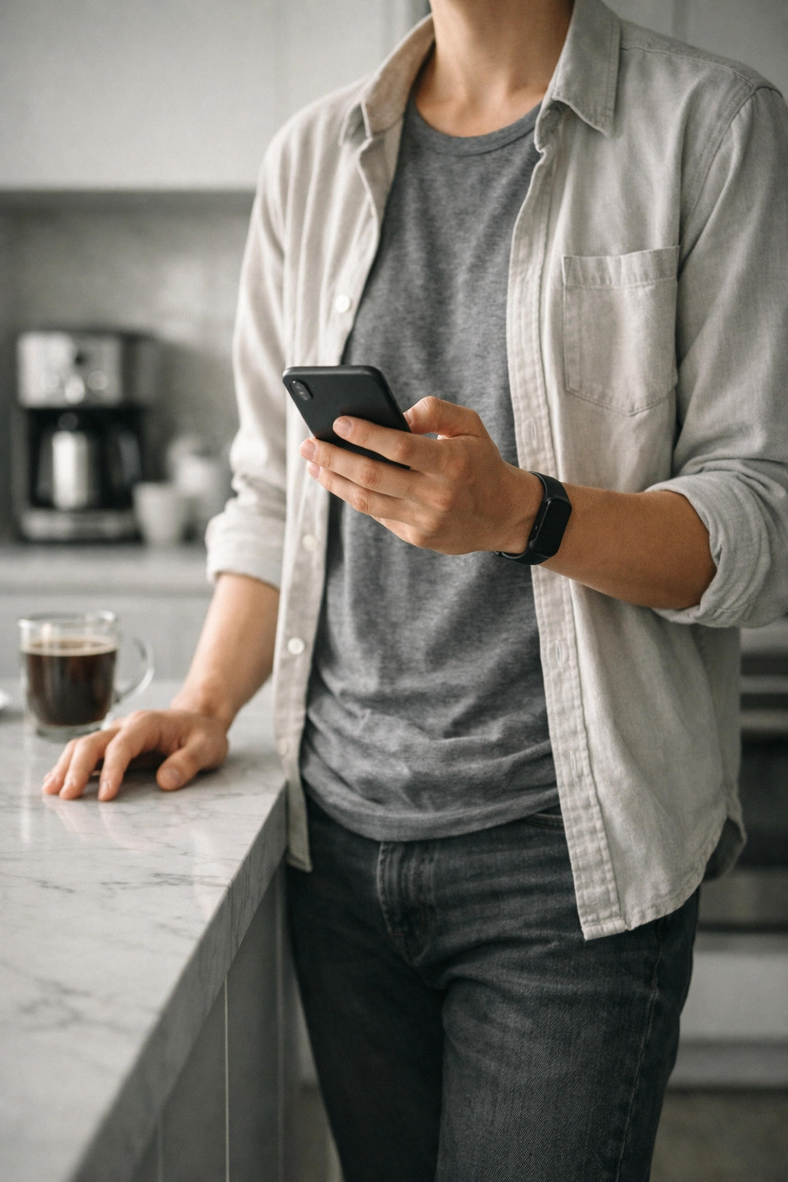 Borrower applying on smartphone for cash loans Canada online and fast payday loans approval