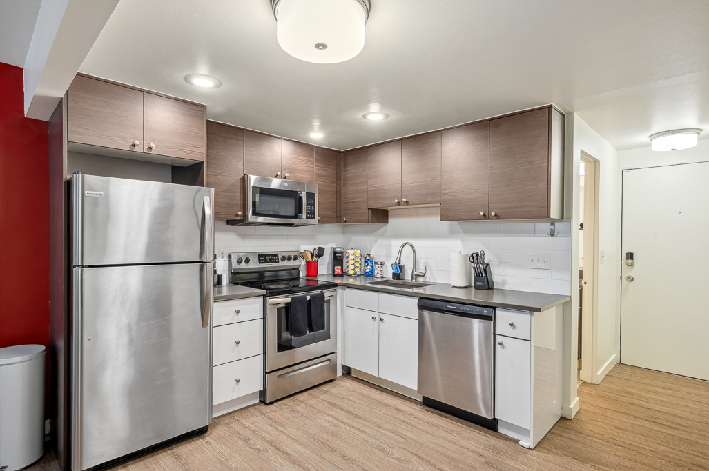 Modern Kitchen with Full Amenities