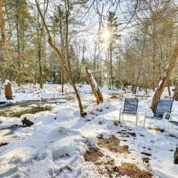 Private creek access in backyard of Bearly Roughing It cabin rental in Poconos