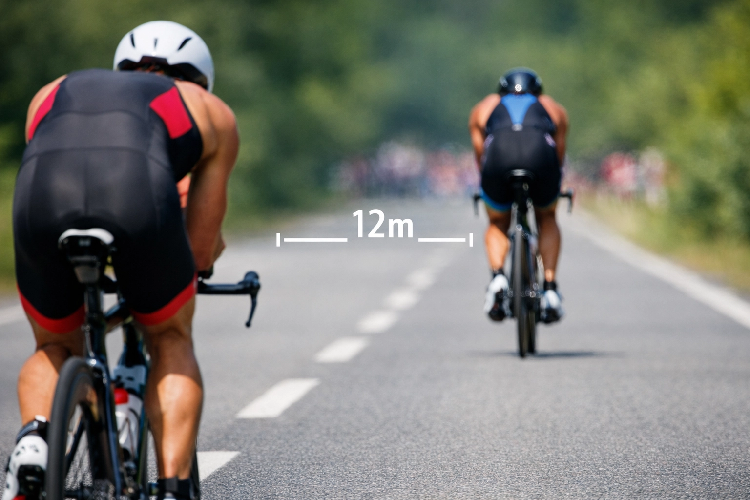 Ciclistas en triatlón respetando distancia de 12 metros para evitar drafting prohibido