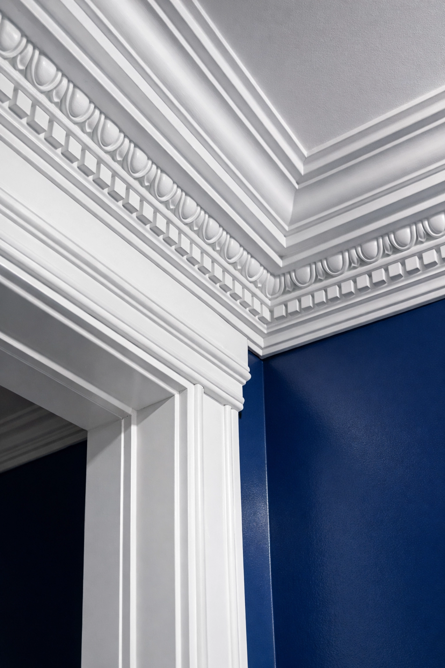 Dust-free crown molding in a West Cambridge home following a professional move-out cleaning Cambridge.
