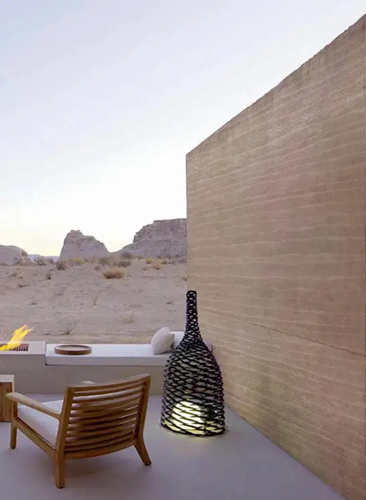 Patio extérieur avec un panneau mural sans couture en pierre naturelle flexible par Angkop Corp, démontrant la texture naturelle et la durabilité du produit dans les environnements extérieurs.