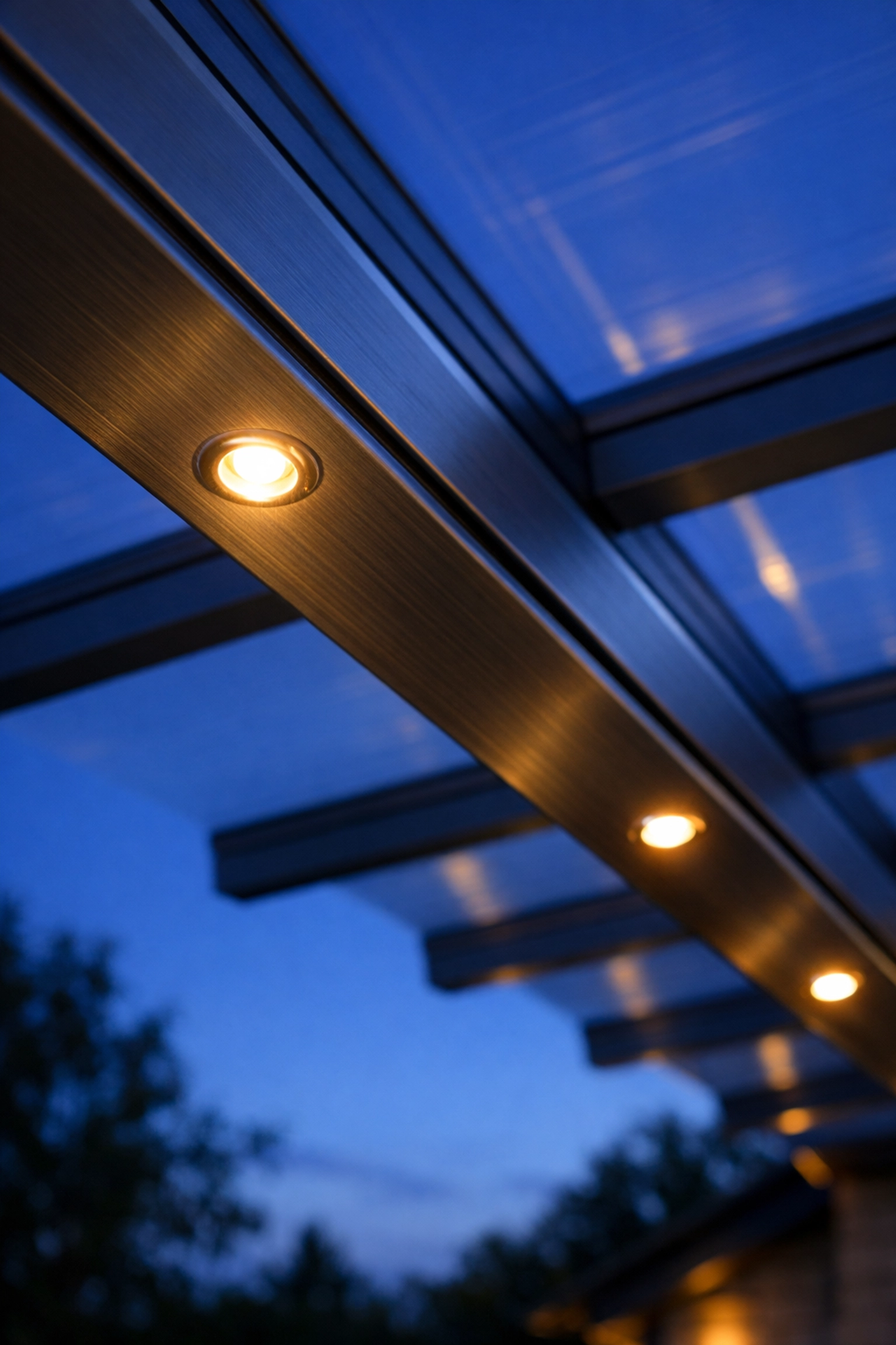 Elegante LED-Beleuchtung integriert in die Aluminium-Sparren einer festen Terrassenüberdachung.
