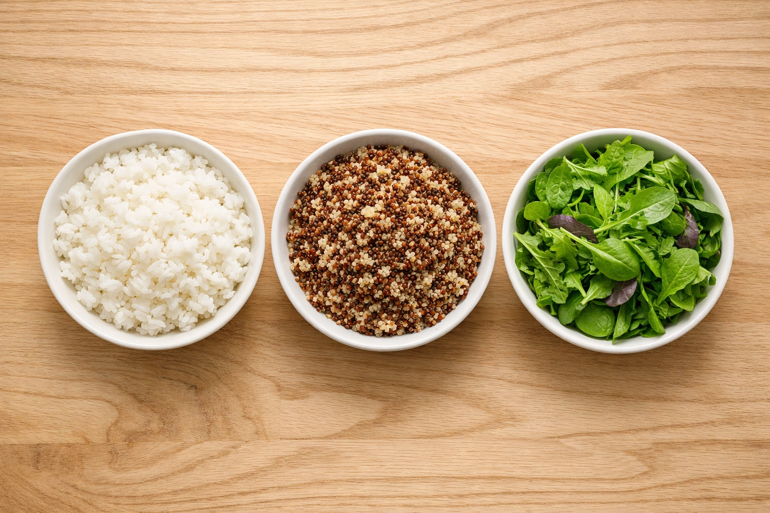 Bases de poke bowl personnalisés à Montpellier : riz, quinoa et salade de saison.