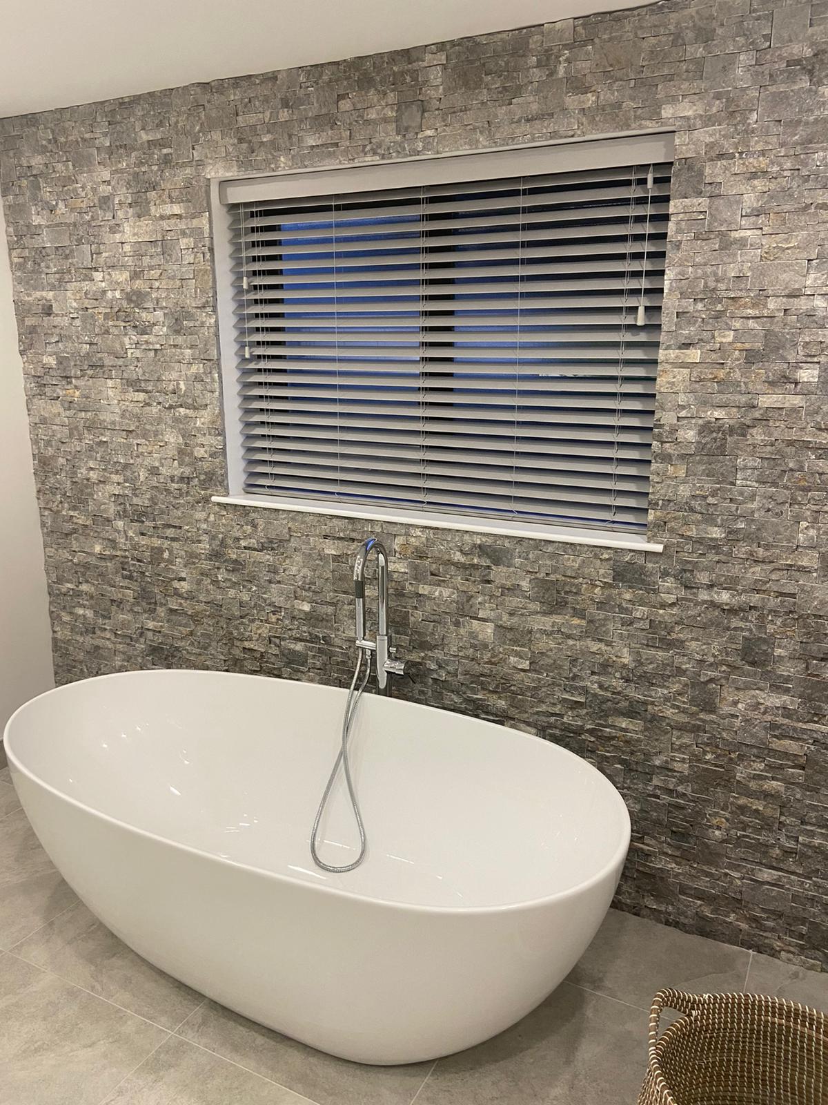 A modern bathroom featuring Fiesta Blinds’ bespoke horizontal Venetian blind