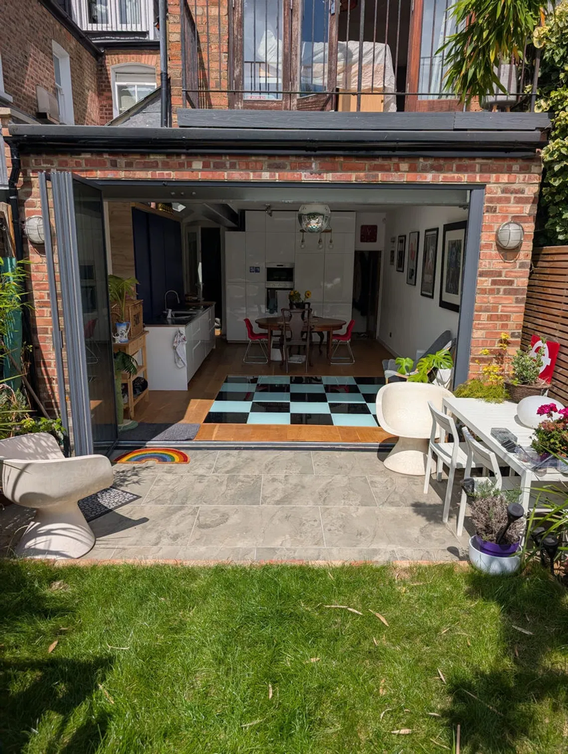 Modern open-plan kitchen and dining area