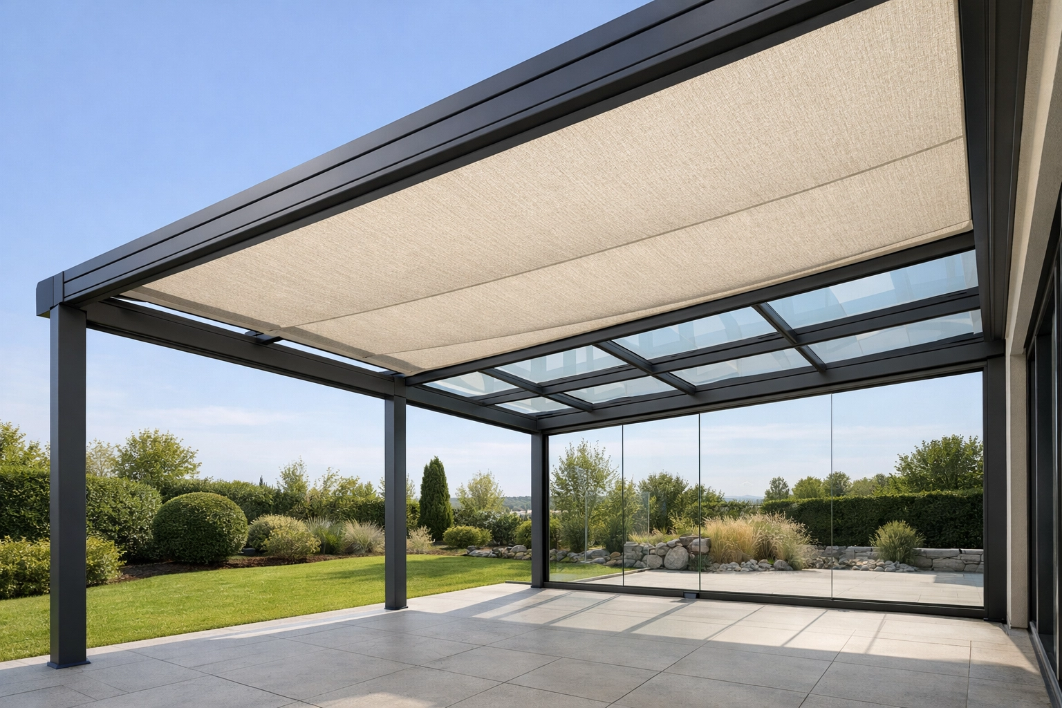 Moderne Aufglasmarkise als Sonnenschutz auf einer Glas-Terrassenüberdachung in Niederösterreich.