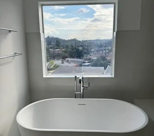 modern-bathroom-privacy-window-los-angeles.webp