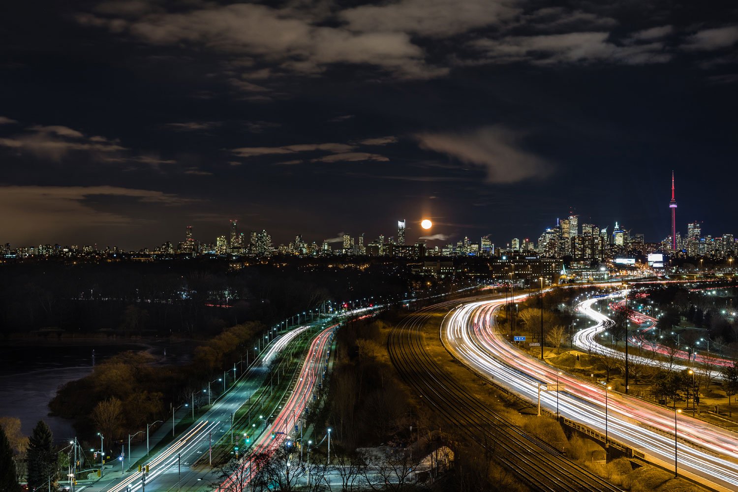 Toronto’s skyline at night