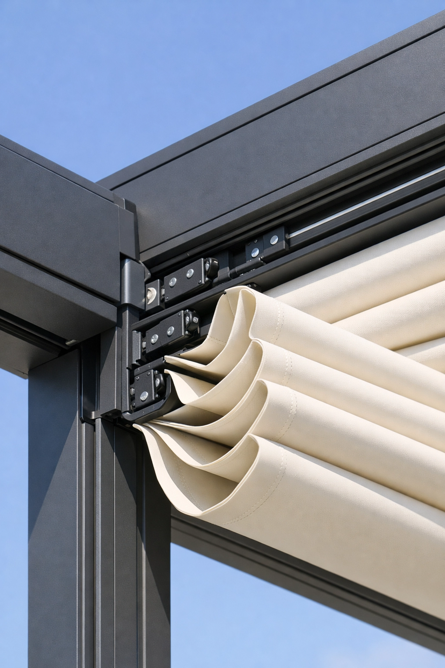 Detailansicht einer Faltdach Terrassenüberdachung mit stabilen Aluminiumschienen und PVC-Gewebe.