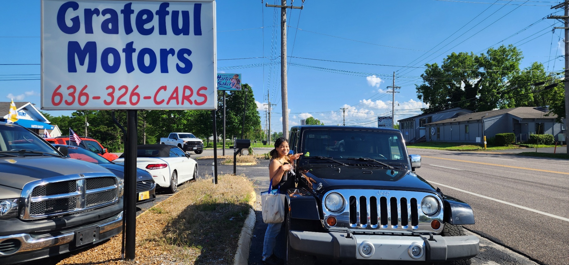 Grateful Motors dealership sign and vehicle lot in Arnold, Missouri