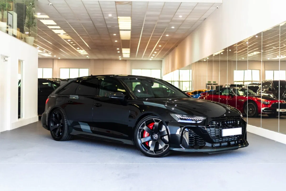Premium black Audi RS6 Avant, a versatile choice for sports professionals seeking flexibility