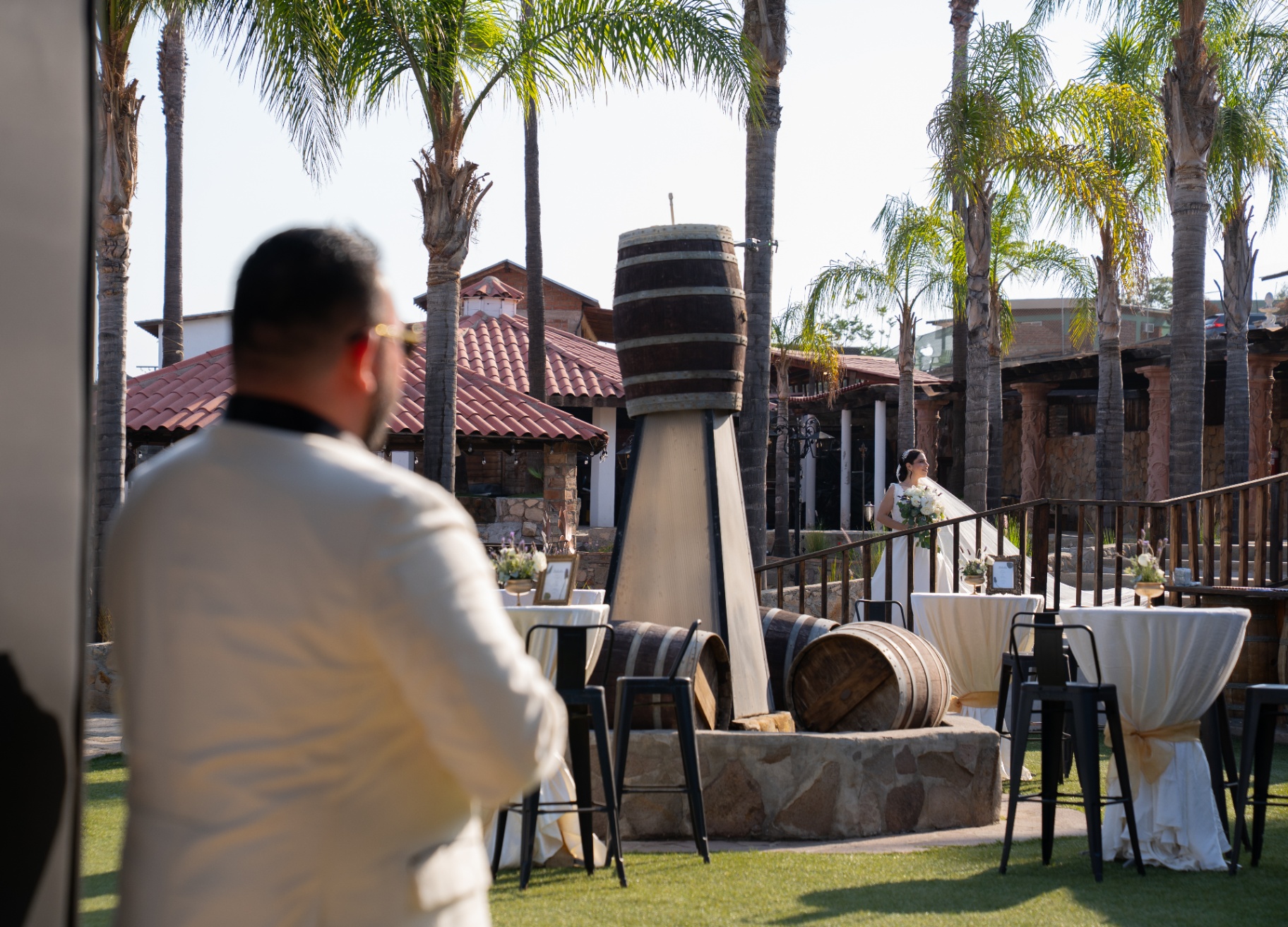 Mesa elegante al aire libre con vistas al viñedo — decoración natural y detalles personalizados