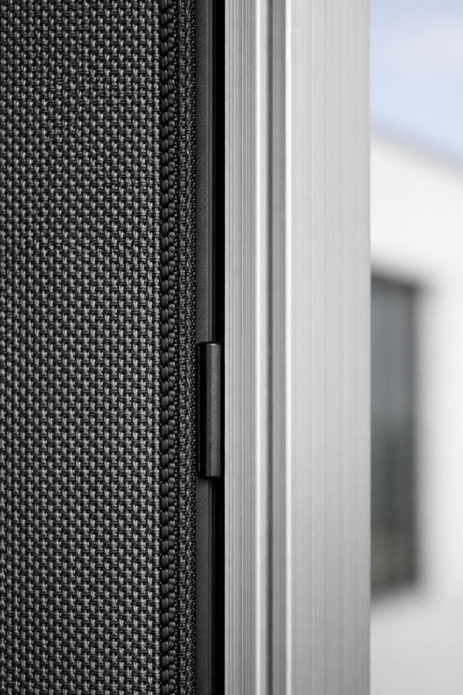 Detailaufnahme der Zip Screen Führungsschiene für stabilen Sonnenschutz bei Wind in Wien.