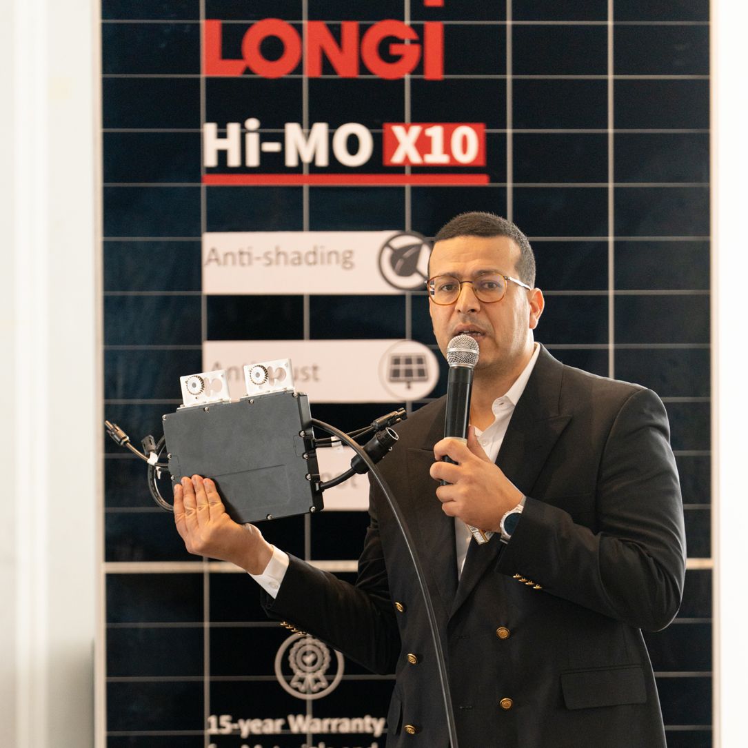 A VLD SOLAR specialist presents a photovoltaic power optimizer during a technical seminar