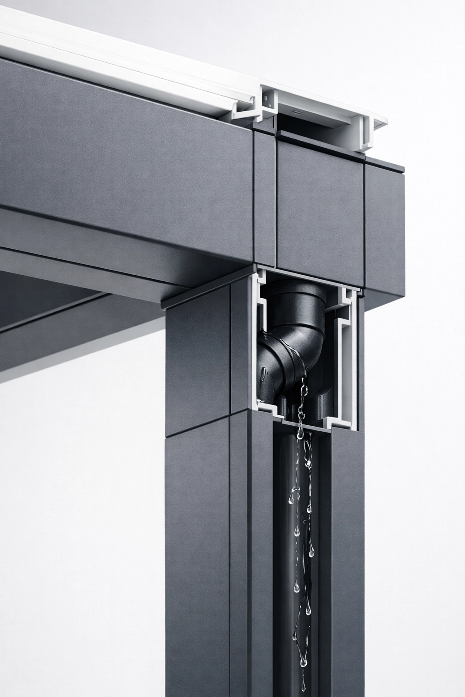 Terrassenüberdachung nach Maß mit technischem Detail der integrierten Entwässerung im Aluminiumpfosten.