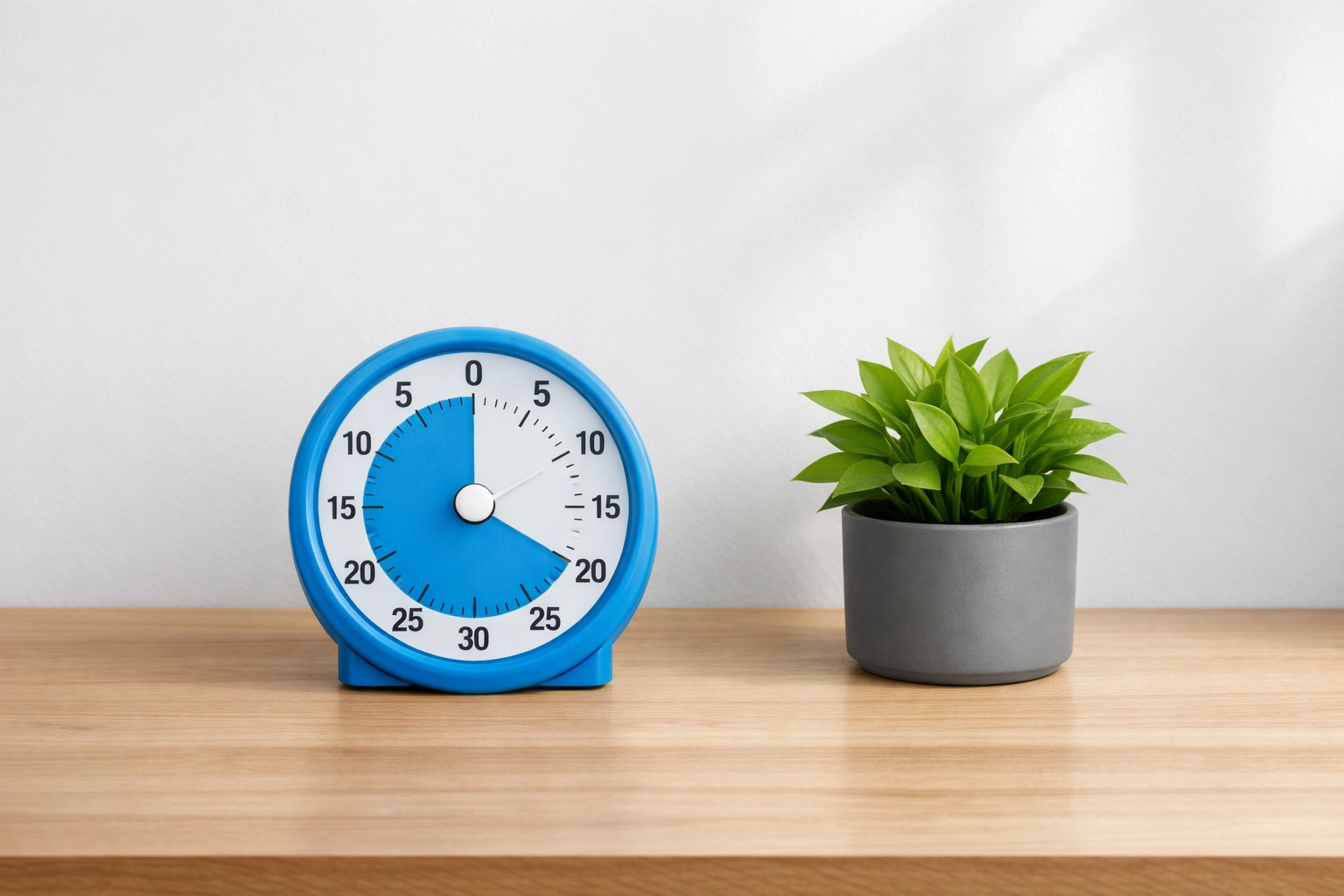 Visuele timer op een opgeruimd bureau in een prikkelarme praktijkruimte.