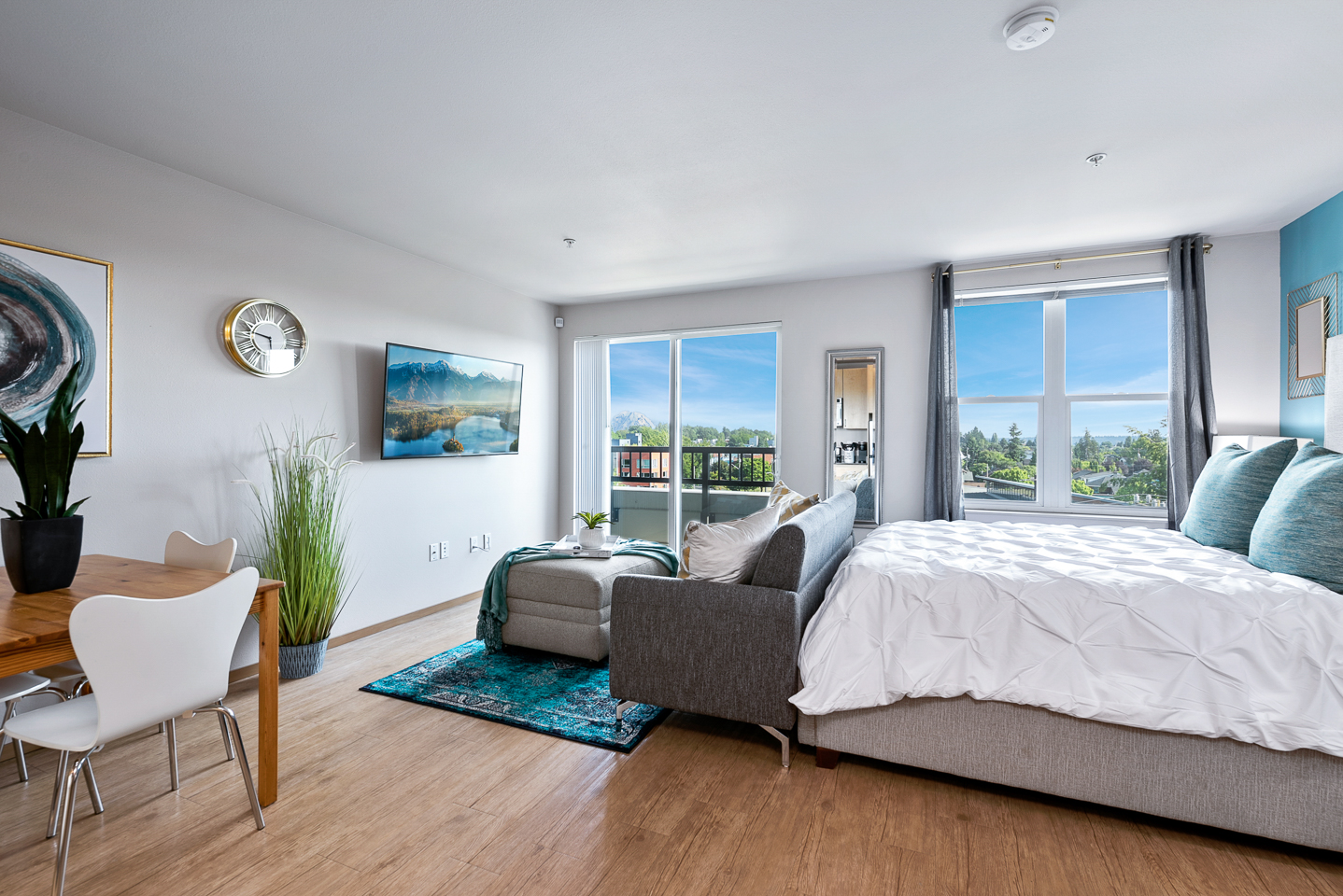 Turquoise Dream (Studio): Modern Furnished Studio near Downtown Seattle