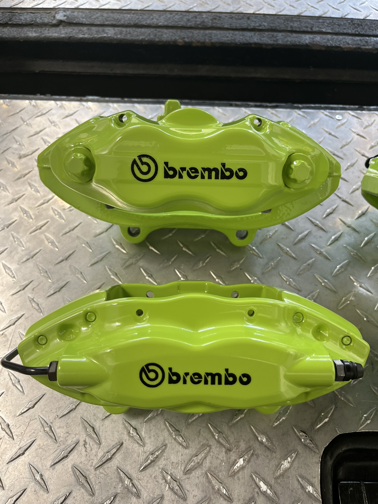Custom green Brembo calipers (Sublime-style pop)