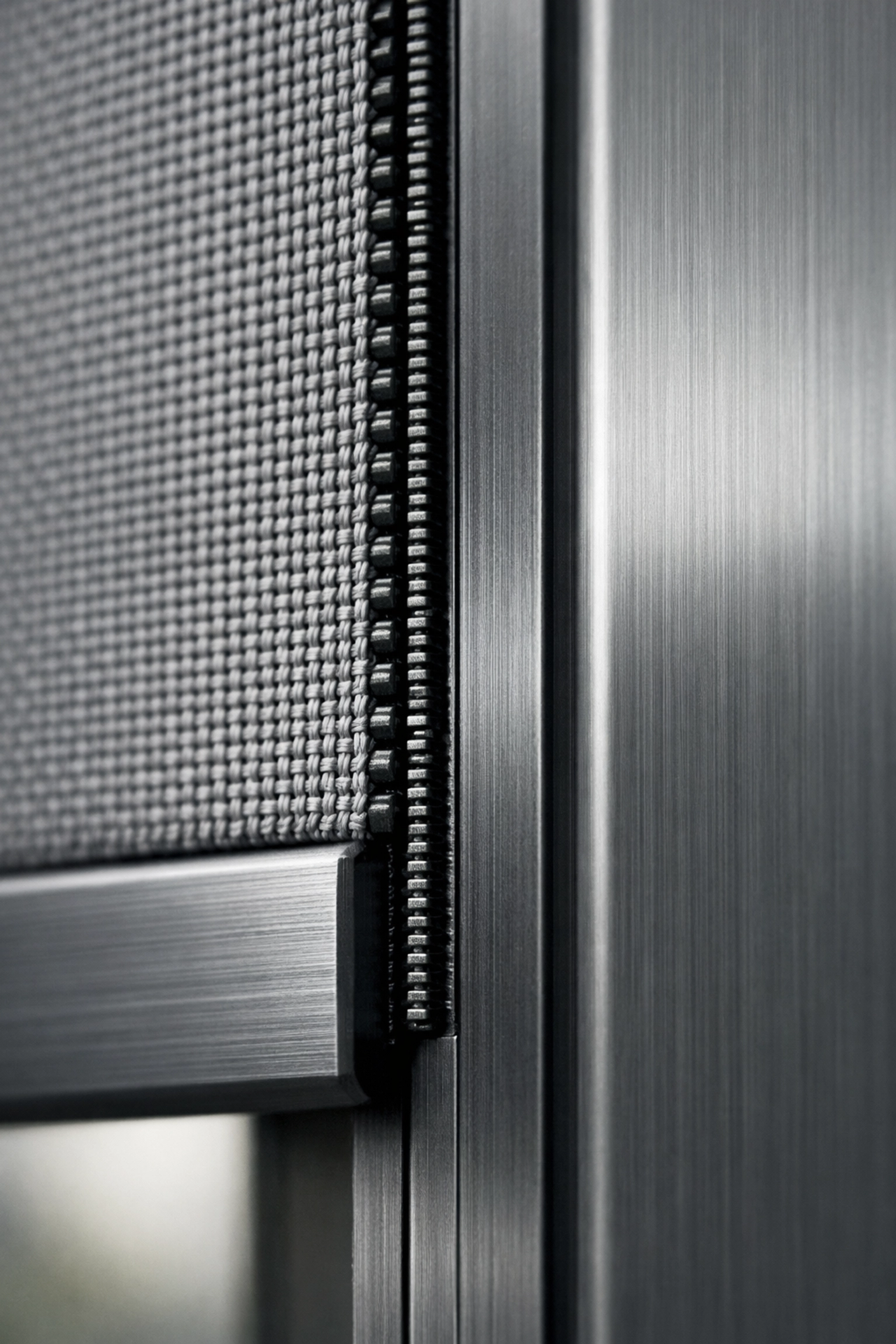 Detailaufnahme des Reißverschluss-Systems eines Zip Screens für stabilen Wind- und Insektenschutz.
