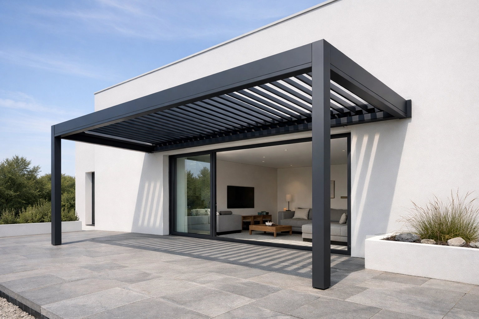 Moderne wandmontierte Pergola in Anthrazit an einer Villa in Wien für exklusives Outdoor-Living.