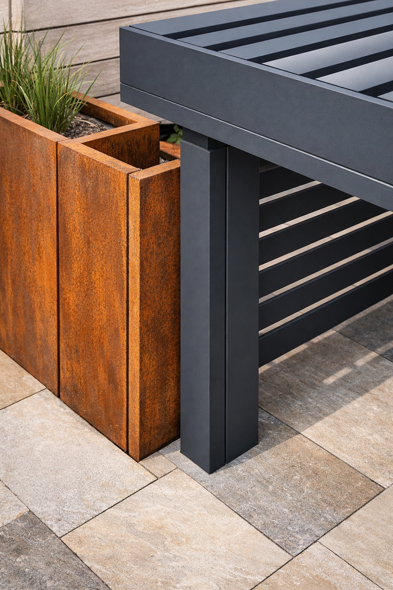 Corten-Stahl und Aluminium-Pergola Materialmix auf Wiener Terrasse