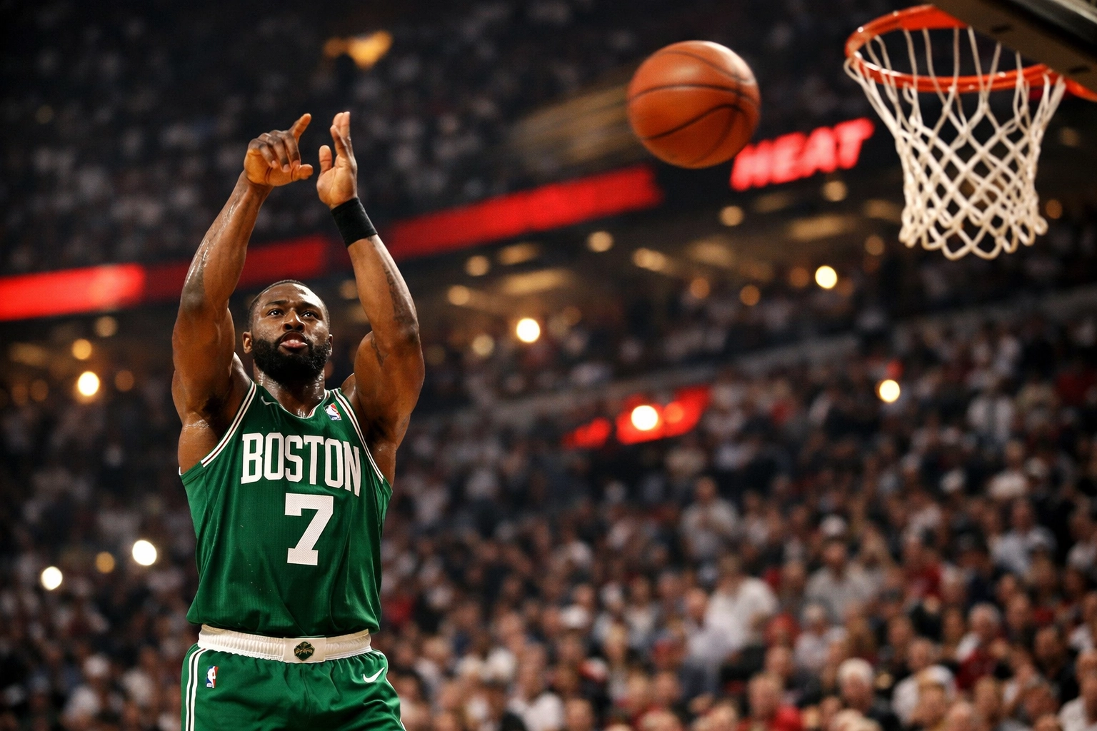 Boston Celtics Spieler wirft Dreier gegen Miami Heat im NBA-Spiel