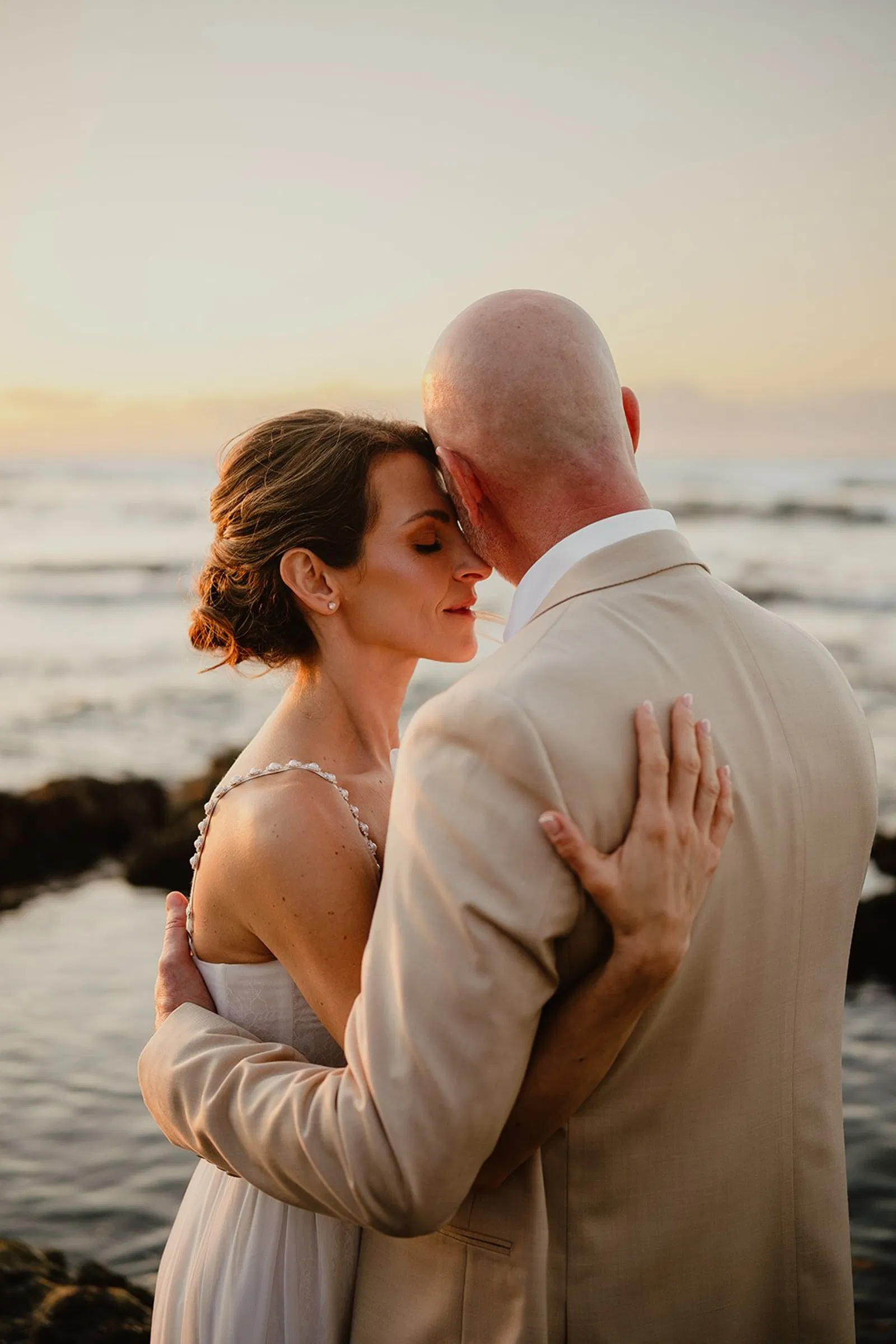 elopement-sunset-embrace-big-island-beach