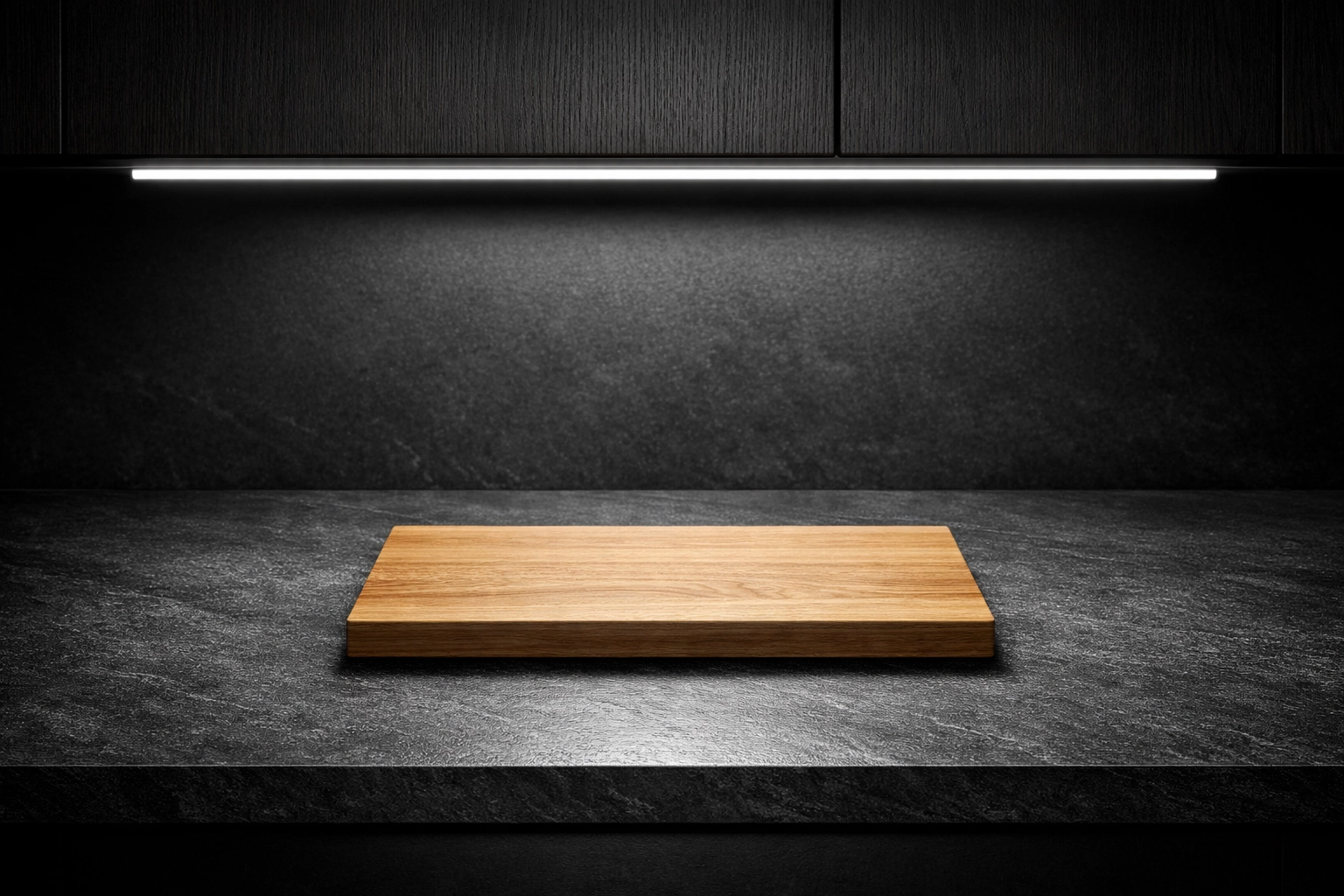 Éclairage LED puissant sous les armoires pour un plan de travail de cuisine clair et fonctionnel.