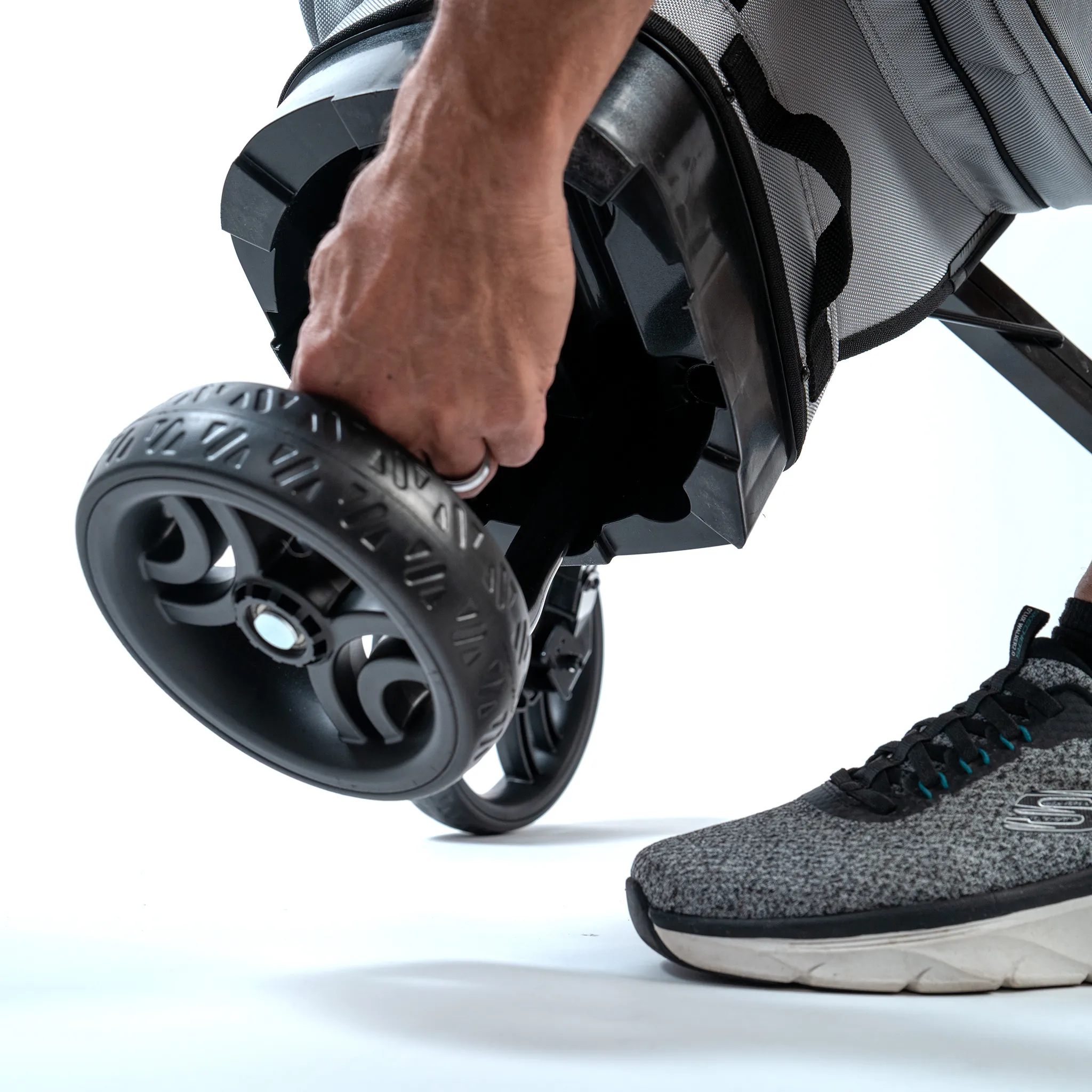 PARADAX AI-1 golf bag close-up of wheel removal