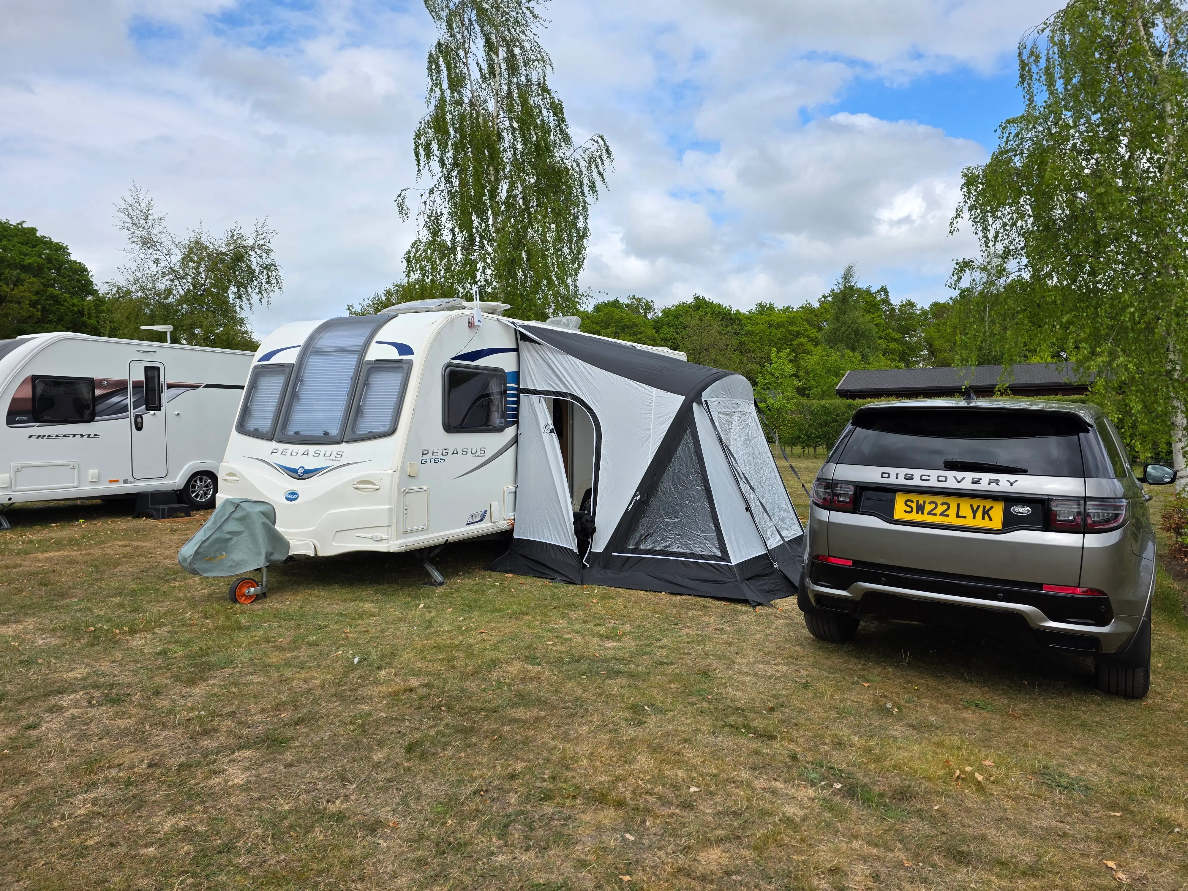 Land Rover Discovery and Bailey caravan