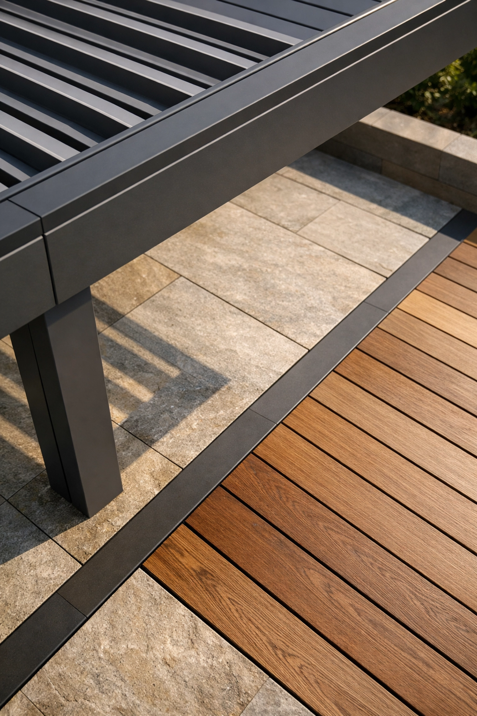 Terrassenüberdachung Wien Detail – Materialauswahl für Pergola und Boden