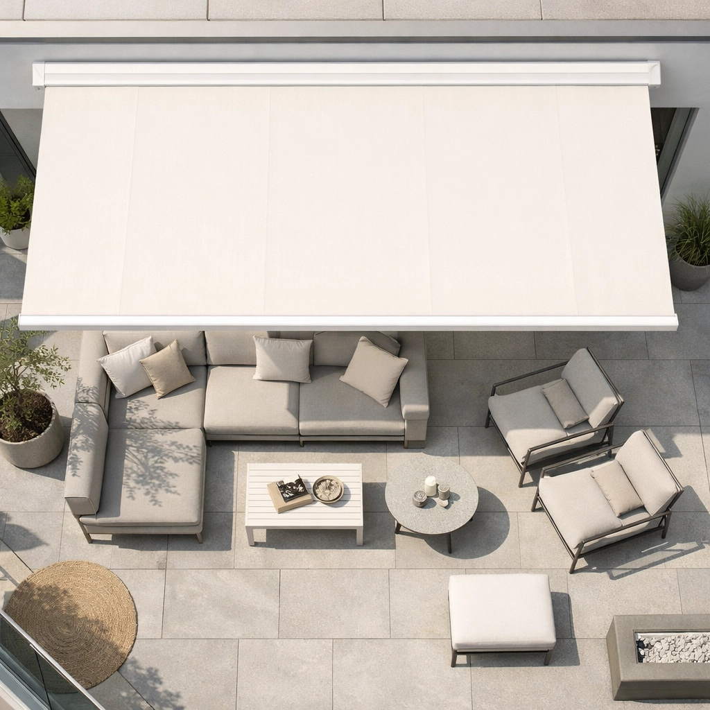 Ausgefahrene Kassettenmarkise spendet Schatten auf moderner Terrasse