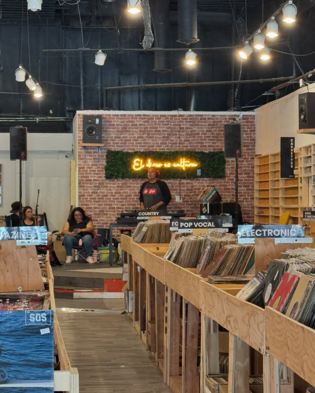 Nivessa’s Vinyl Store