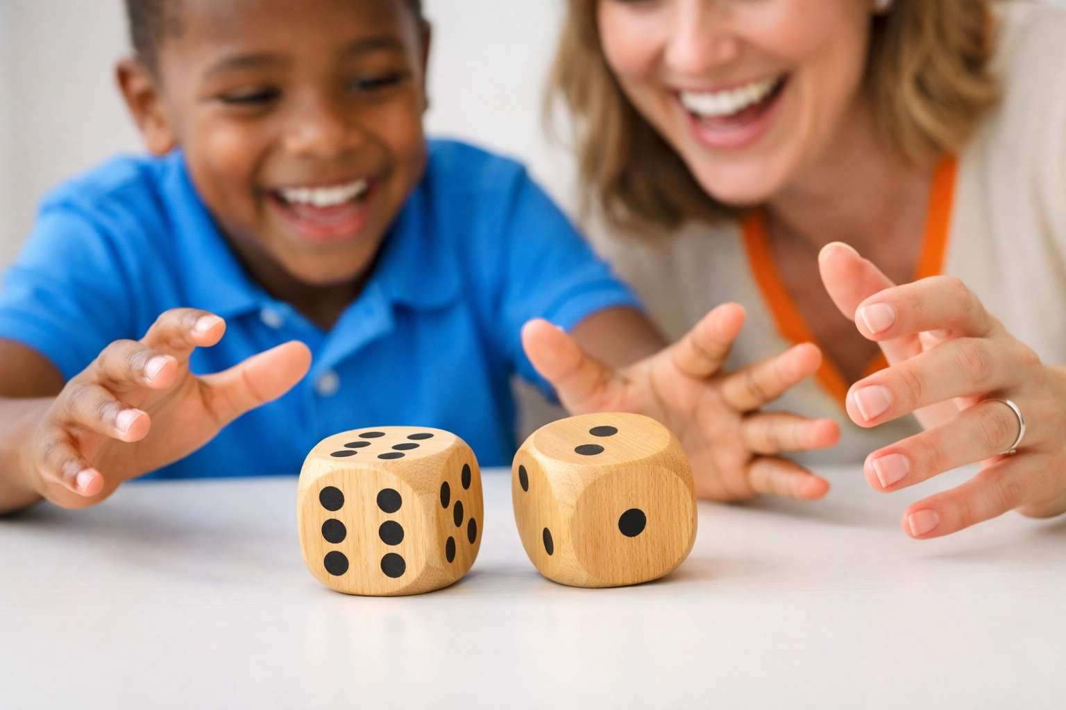 Kind en juf doen een educatief dobbelspel om spelenderwijs tafels en sommen te oefenen.