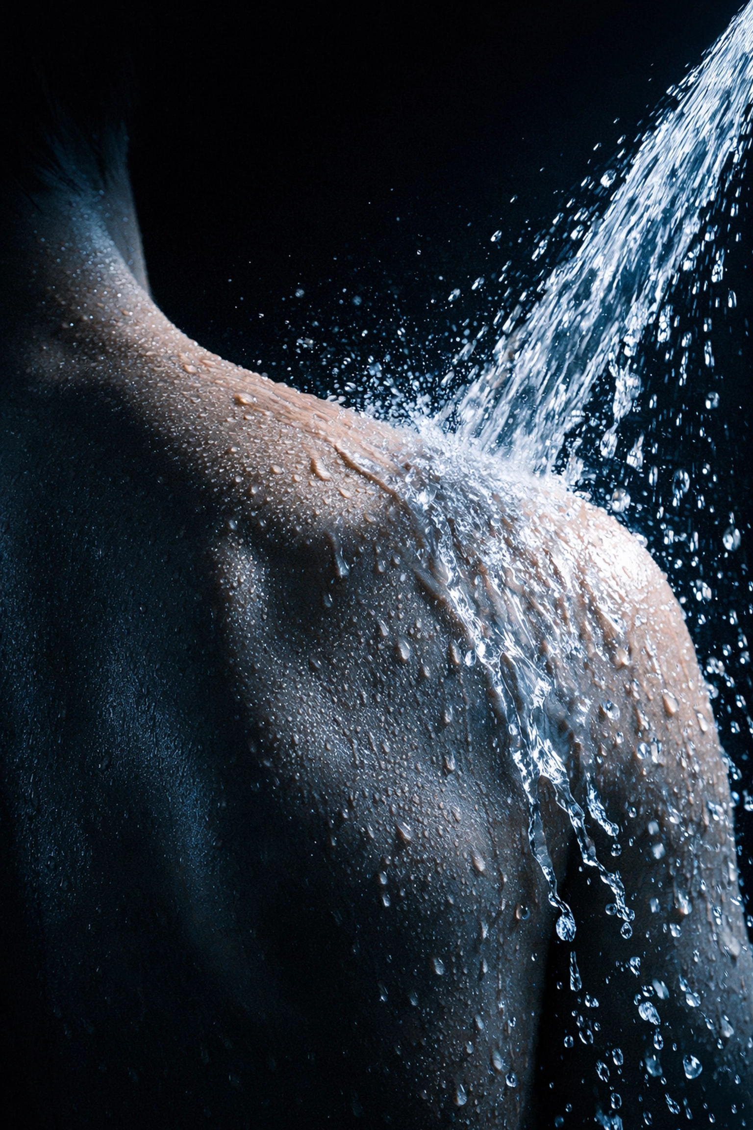 Shower water hitting shoulder with large back areas untouched by fixed spray pattern