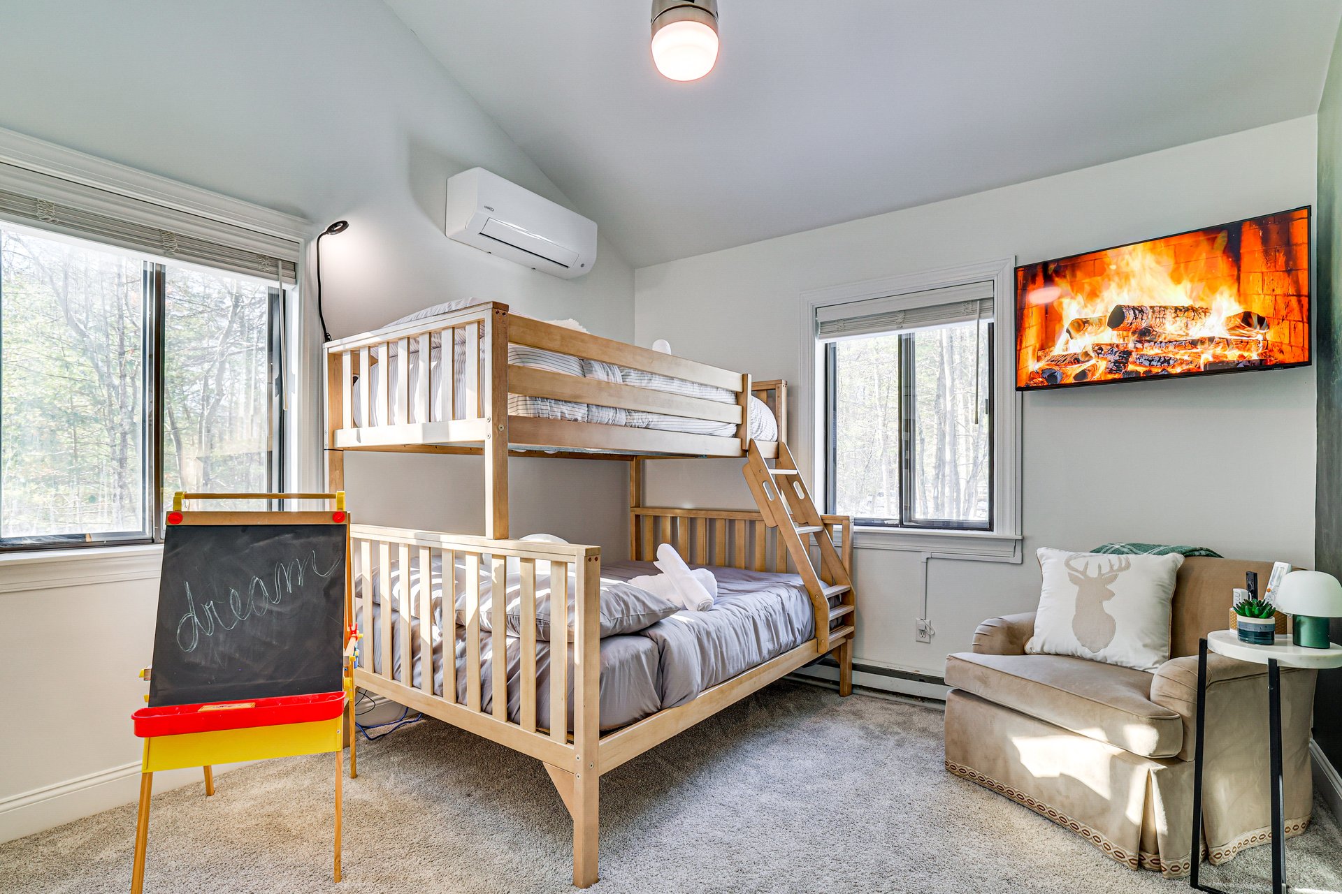Fun bunk room for kids at Bearly Roughing It