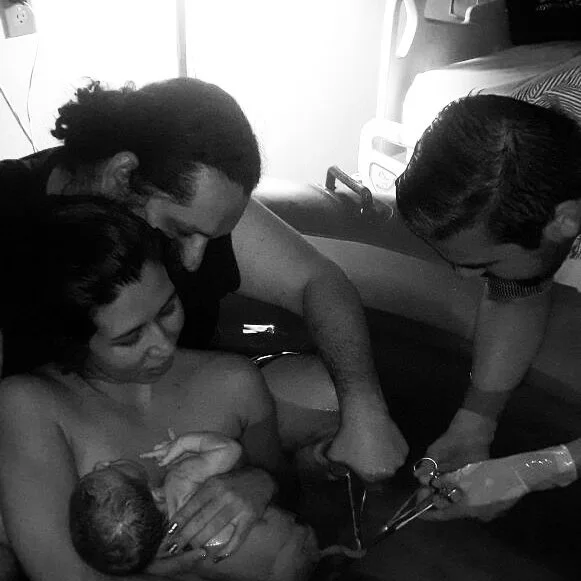 Aura en un parto en agua, representando su experiencia personal y su enfoque respetuoso del nacimiento.