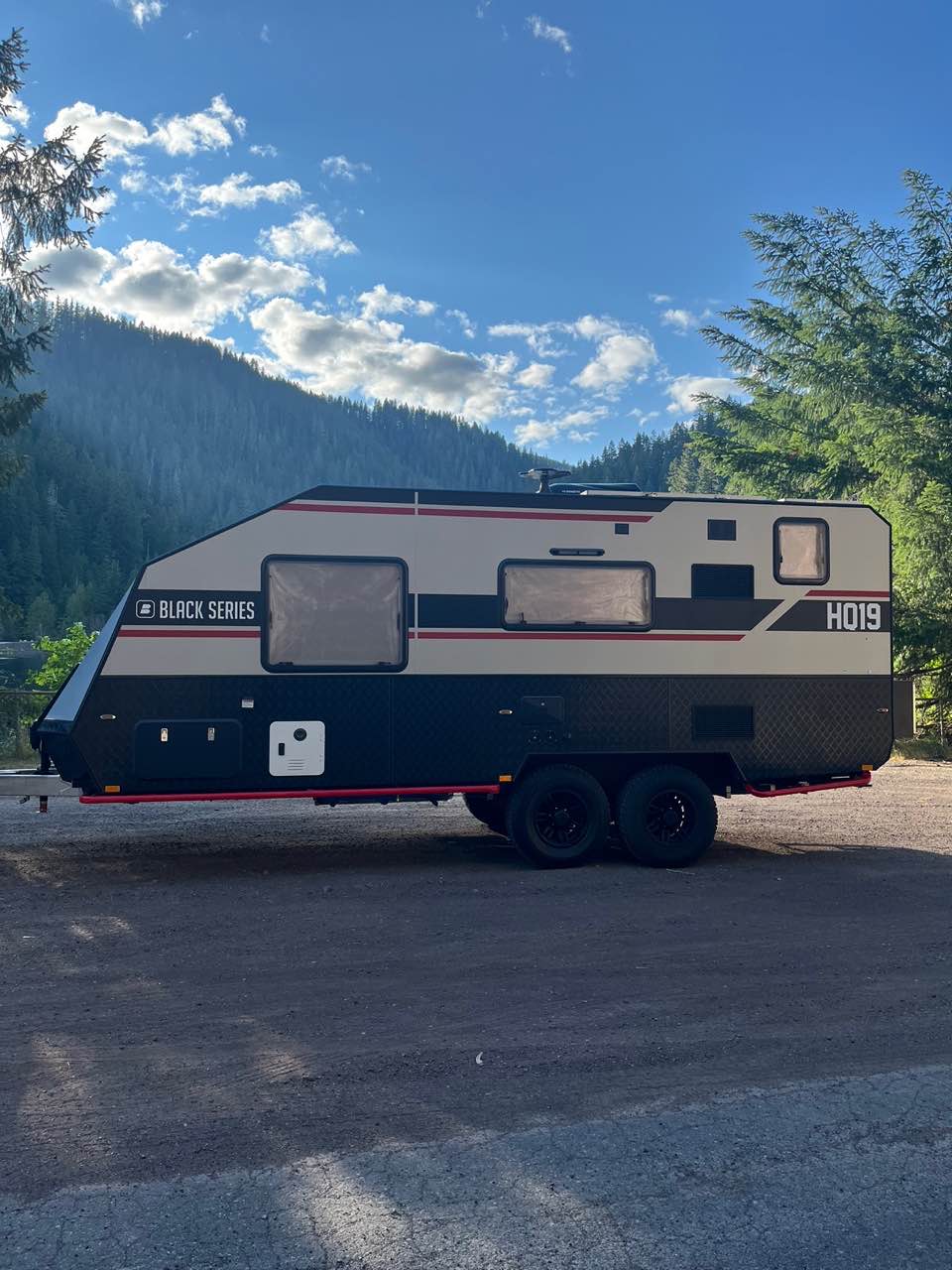 Black Series HQ19 Off-Road Travel Trailer